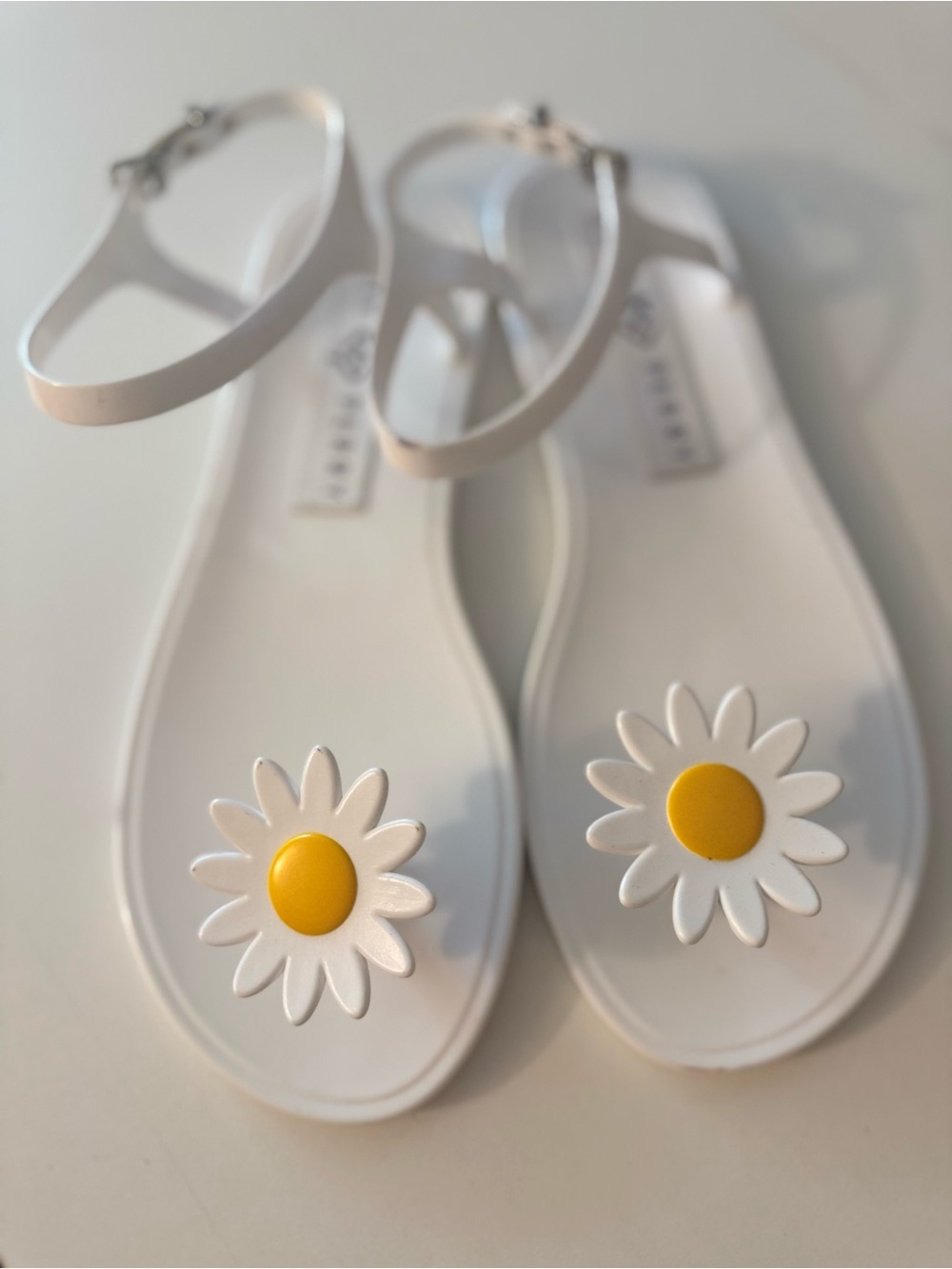 Katy Perry Collections White Daisy Jelly Sandals with Yellow Centers 8 - Picture 2 of 7